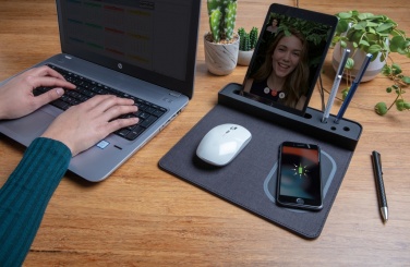 Logotrade Werbeartikel das Foto: Air Mousepad mit 5W Wireless Charger und USB