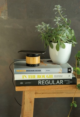 Logotrade Firmengeschenke das Foto: Bambus Wireless Charger und Lautsprecher