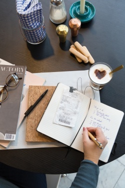 Logotrade werbemittel das Foto: Kork A5 Notizbuch mit Bambus Stift und Stylus
