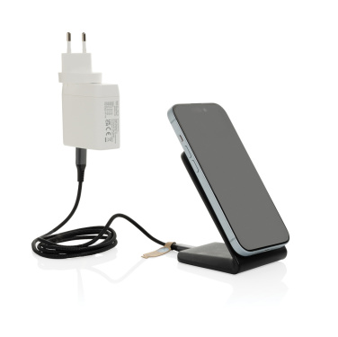 Logotrade werbemittel das Foto: VoltPerch 15W magnetischer Wireless Charger aus RCS rec. ABS