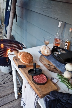 Logotrade ärikingi foto: Grillimiskomplekt hamburgeripressi ja pintsliga