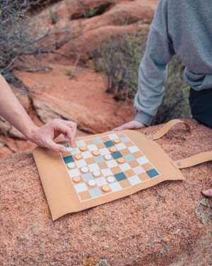 Logotrade ärikingituse foto: Brittoni korgist kokkupandav backgammoni ja kabe mängukomplekt