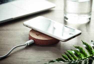 Logo trade meened foto: Juhtmeta laadimisalus 10W