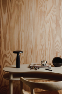 Logo trade reklaamkingid foto: VINGA Avery RCS laualamp