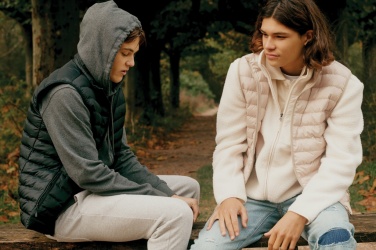 Logotrade mainostuote tuotekuva: Iqoniq Meru miesten liivi kierrätetystä polyesteristä