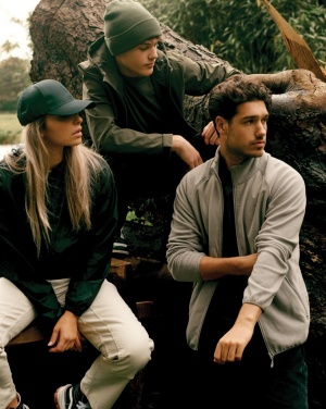 Logo trade liikelahjat mainoslahjat kuva: Iqoniq Logan kevyt takki kierrätyspolyesteristä