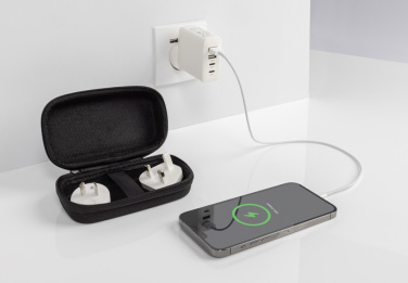 Logotrade liikelahja tuotekuva: TravelCharge Pro RCS -matkalaturi USB C:llä