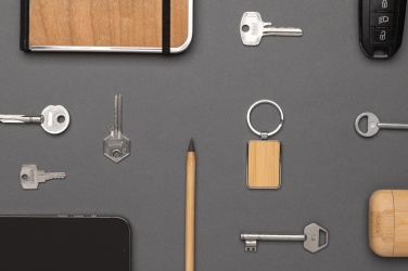 Logotrade Ideja dāvanas foto: RCS pārstrādāta cinka sakausējuma taisnstūra atslēgu piekariņš ar bambusu