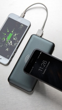 Logotrade korporatīvās dāvanas foto: 10 000 mAh ātras uzlādes 10 W bezvadu barošanas banka ar PD