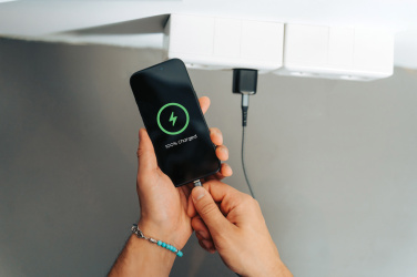 Logotrade korporatīvās dāvanas foto: Urban Vitamin Monterey RCS otrreizējās plastmasas 20W GAN lādētājs