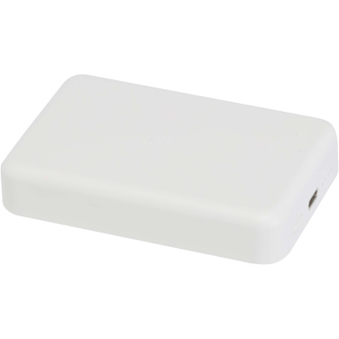 Logotrade dāvanas foto: Acrab 10.000 mAh 15W magnētiskā bezvadu pārnēsājamā uzlādes ierīce ar 20W PD - izgatavota no pārstrādātas plastmasas