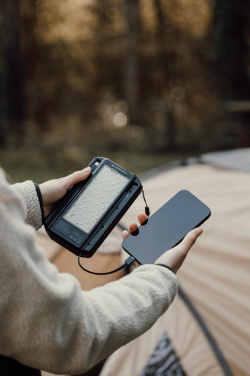 Logotrade korporatīvās dāvanas foto: Nordic Drift Titan 10.000mAh saules enerģijas lādētājs ar 3 paneļiem