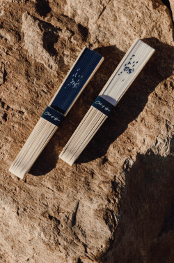 Лого трейд pекламные cувениры фото: VINGA Вне офиса ручной веер