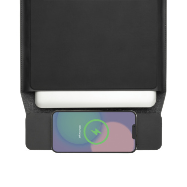 Logotrade kampanjprodukter bild: Swiss Peak 15W magnetiskt laddningsfodral för laptop 14-15,6