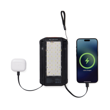 Logotrade presentreklam bild: Nordic Drift Titan 10.000 mAh solcells-powerbank med 3 panel